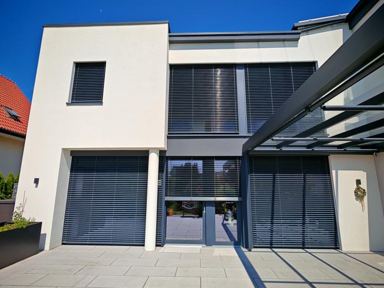 Neubau Wohnhaus Gera Frontansicht mit geschlossenem Sonnenschutz