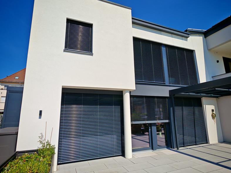 Neubau Wohnhaus Gera Seitenansicht mit geschlossenem Sonnenschutz